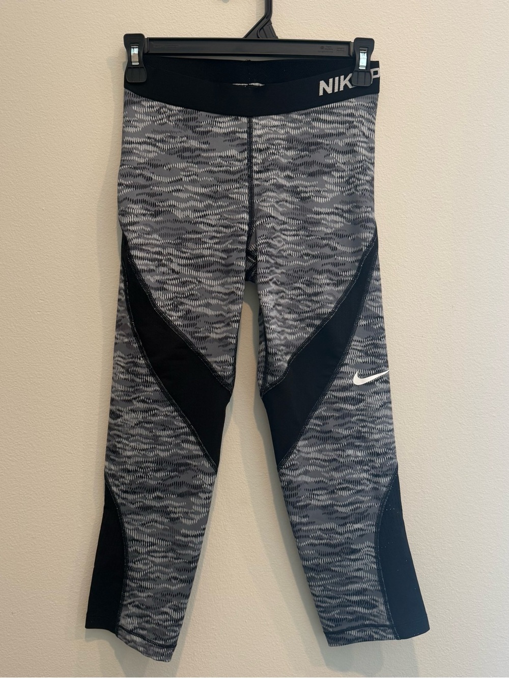 Nike Pro Women’s Capri Leggings Size S Gray Black Pattern Mesh Athletic Crop